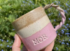 Krus og kopper med tekst